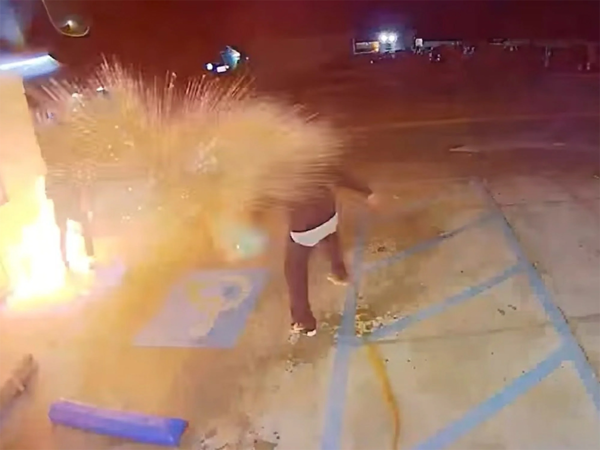 Dos hombres encapuchados prendieron fuego un local de servicio migratorio y terminaron quemados Dos hombres encapuchados prendieron fuego un local de servicio migratorio y terminaron quemados