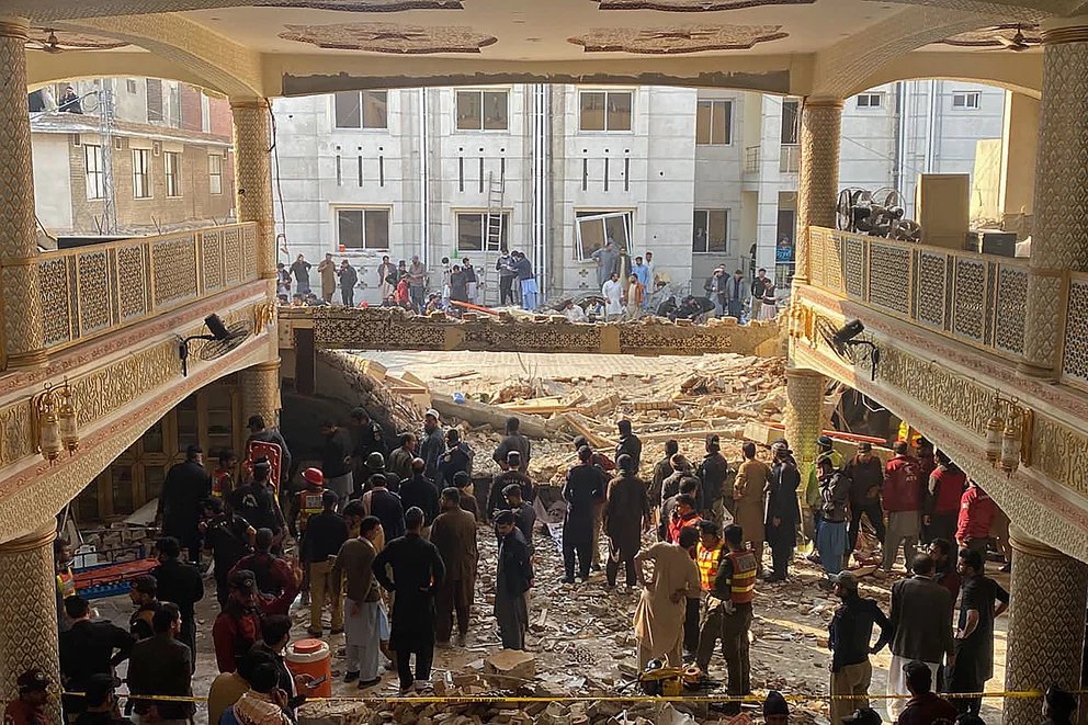 Ataque suicida en una mezquita de Pakistán deja decenas de muertos y heridos