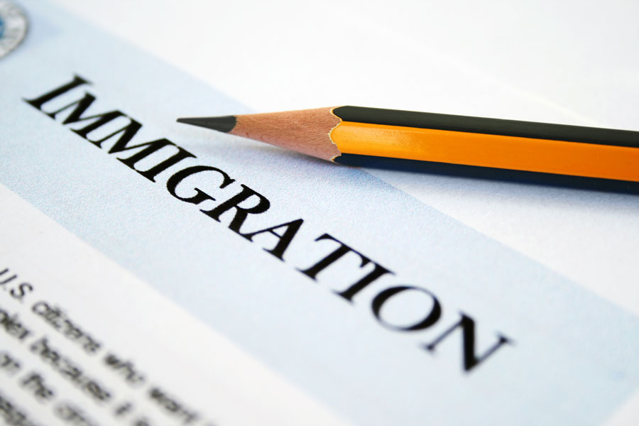 Fiscales de 20 estados piden a un juez que detenga el programa de patrocinio de inmigrantes de Biden
