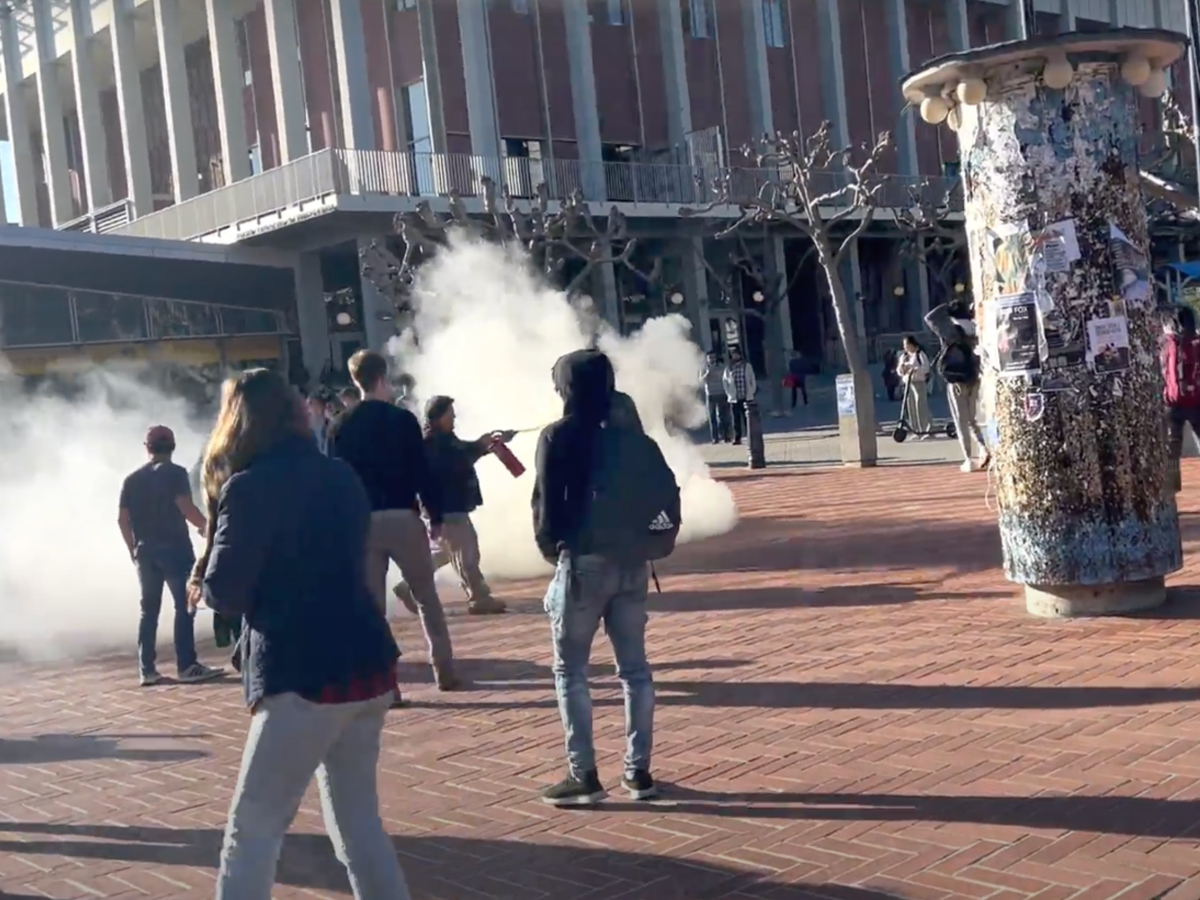 Un hombre se prendió fuego a sí mismo en el campus de la Universidad de California