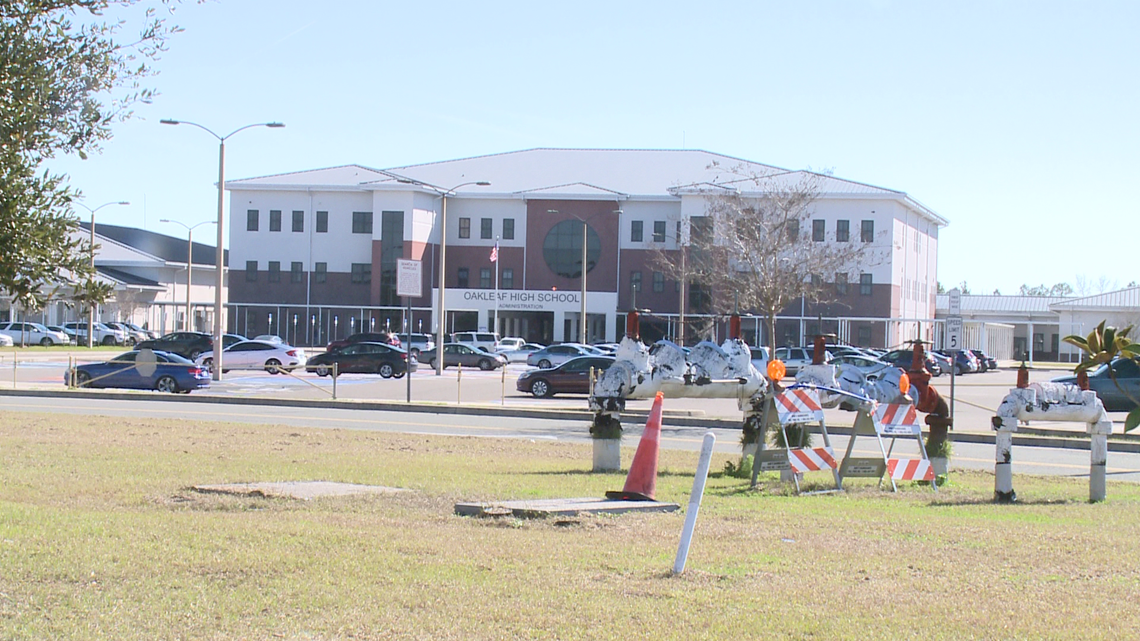 Alerta código rojo en Oakleaf High School en Orange Park cierra luego de que se informara de un estudiante con un arma de fuego Alerta código rojo en Oakleaf High School en Orange Park cierra luego de que se informara de un estudiante con un arma de fuego