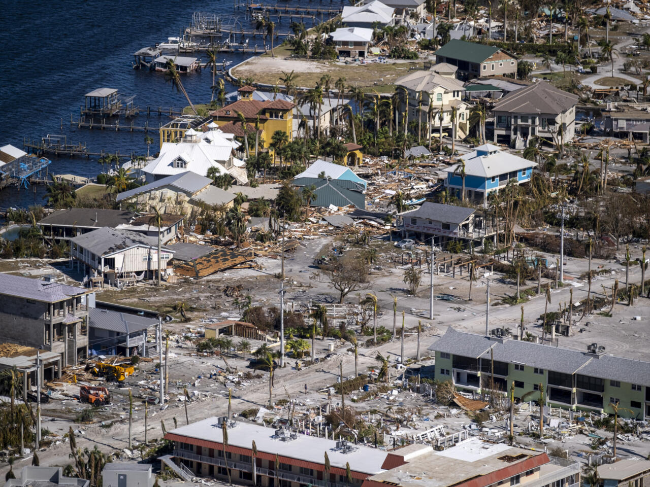El gobernador DeSantis visita Fort Myers para hablar del progreso de recuperación tras el devastador huracán Ian El gobernador DeSantis visita Fort Myers para hablar del progreso de recuperación tras el devastador huracán Ian