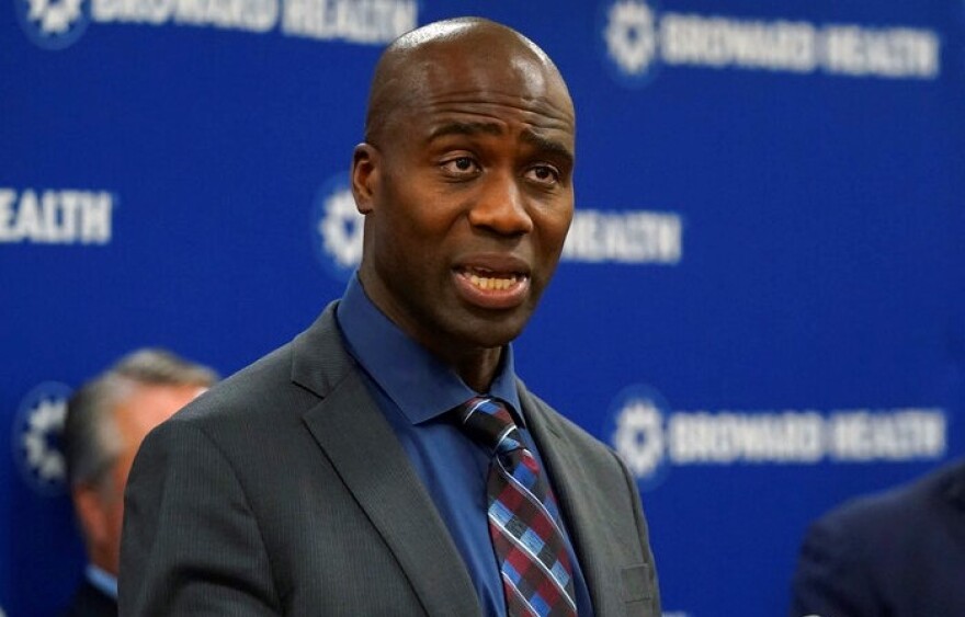 Los CDC y la FDA rechazan la advertencia del cirujano general de Florida Joseph Ladapo sobre la vacuna COVID-19 Los CDC y la FDA rechazan la advertencia del cirujano general de Florida Joseph Ladapo sobre la vacuna COVID-19