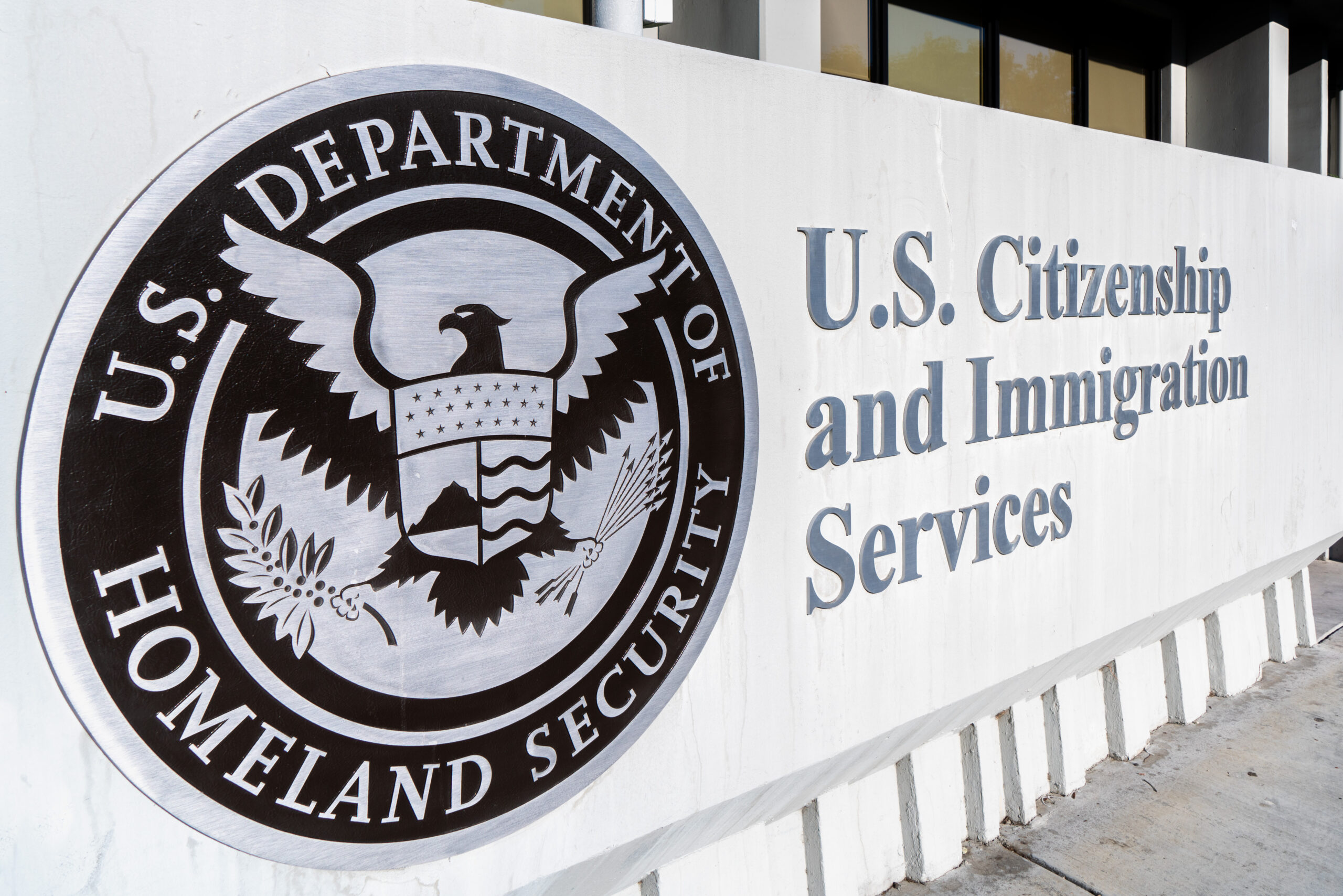 USCIS extiende requisito de intérpretes del gobierno en entrevistas de asilo