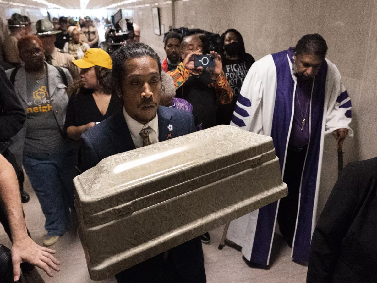Manifestantes llevan ataúd al Capitolio de Tennessee para pedir una legislación de seguridad de armas Manifestantes llevan ataúd al Capitolio de Tennessee para pedir una legislación de seguridad de armas