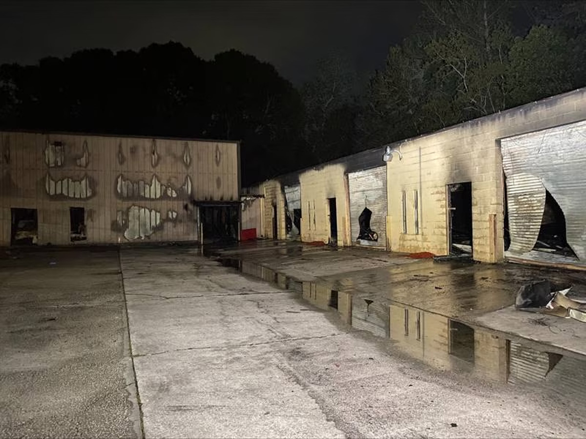 Incendio masivo destruye gimnasio en Westside