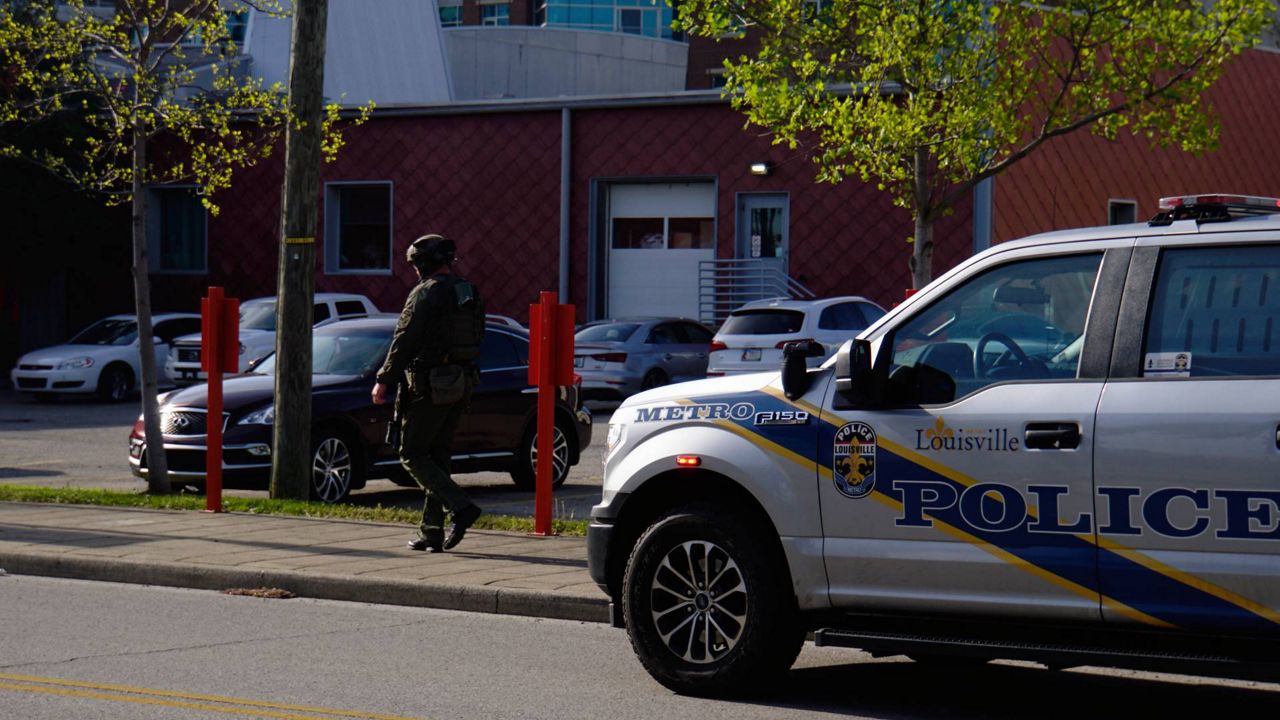 Tiroteo en un banco en el centro de Louisville deja 5 personas muertas y varios heridos Tiroteo en un banco en el centro de Louisville deja 5 personas muertas y varios heridos