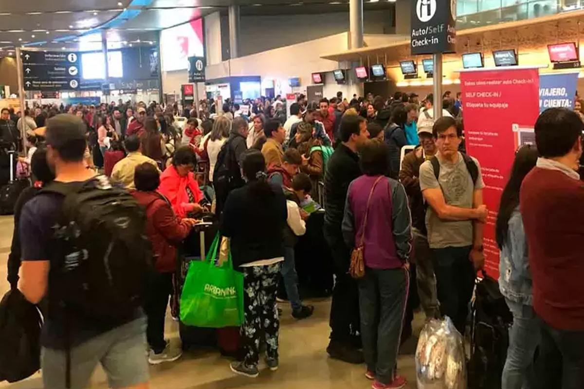 El gobierno de Biden propone que las aerolíneas compensen a pasajeros por vuelos cancelados o retrasados