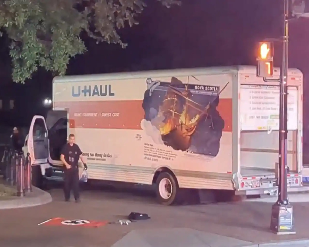 Un camión U-Haul se estrello en la noche de este lunes contra las vallas de la Casa Blanca