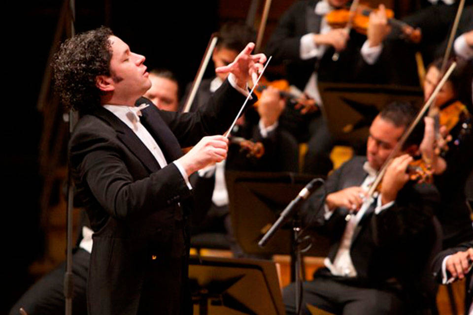 Gustavo Dudamel se convertirá en el primer hispano en ser director de la famosa Filarmónica de NY 2025-2026