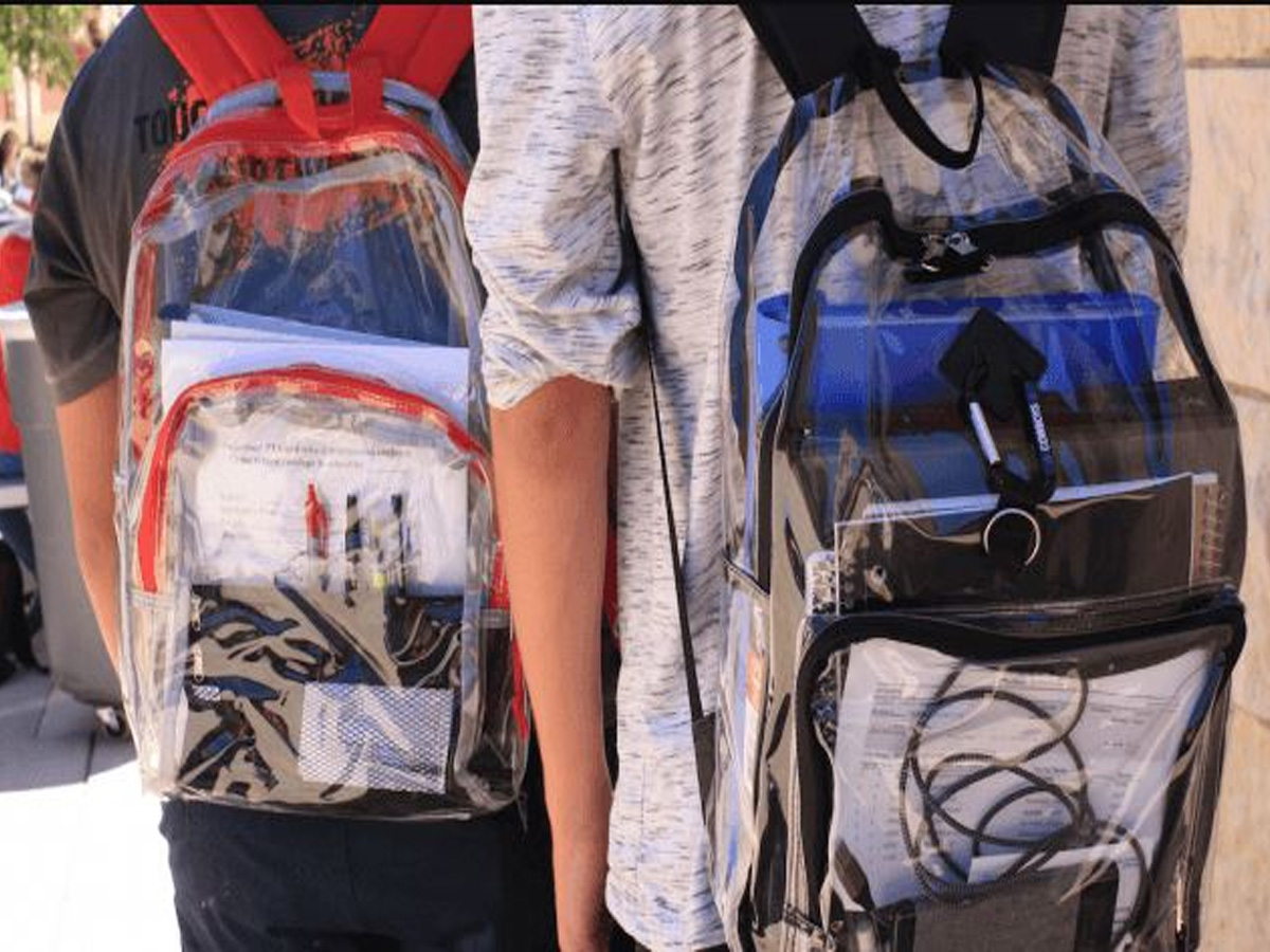 Estudiantes del condado de Broward solo podrán usar mochilas transparentes en las escuelas Estudiantes del condado de Broward solo podrán usar mochilas transparentes en las escuelas