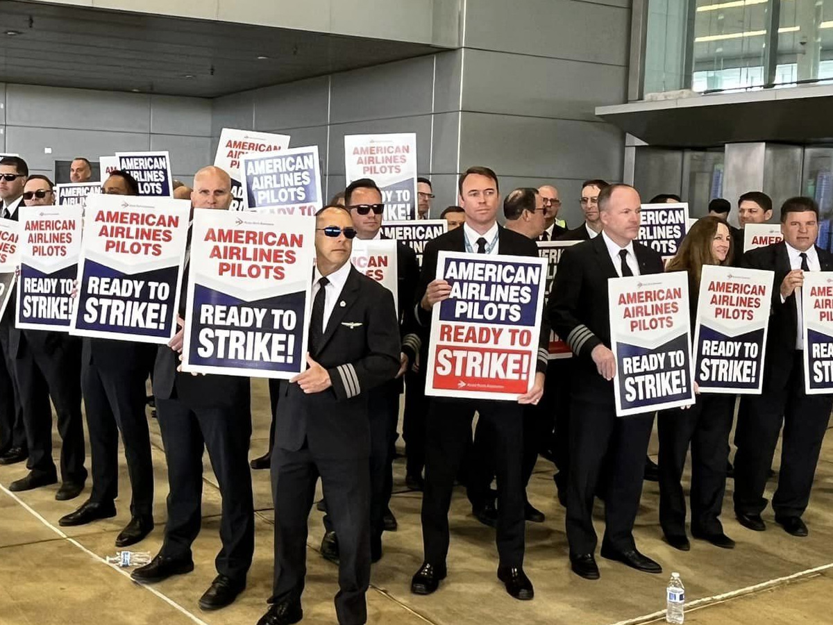 Pilotos de American Airlines aprueban una huelga a nivel nacional por un mejor salario