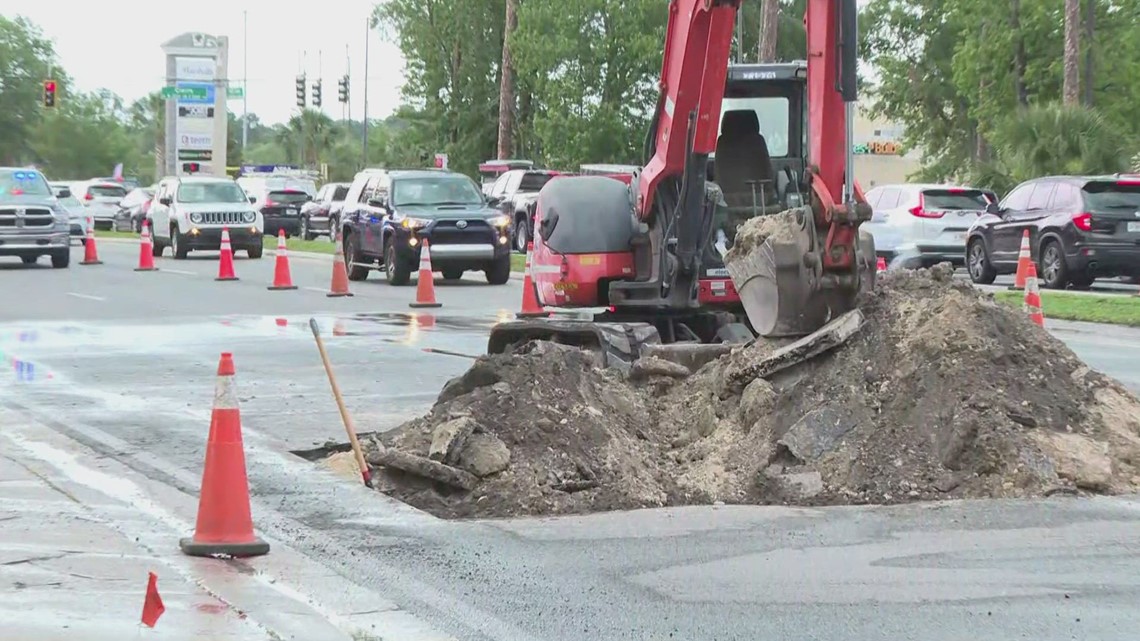 Retraso vehicular por reparaciones de tubería de agua en San José Boulevard al sur de Claire Lane en Mandarin Retraso vehicular por reparaciones de tubería de agua en San José Boulevard al sur de Claire Lane en Mandarin