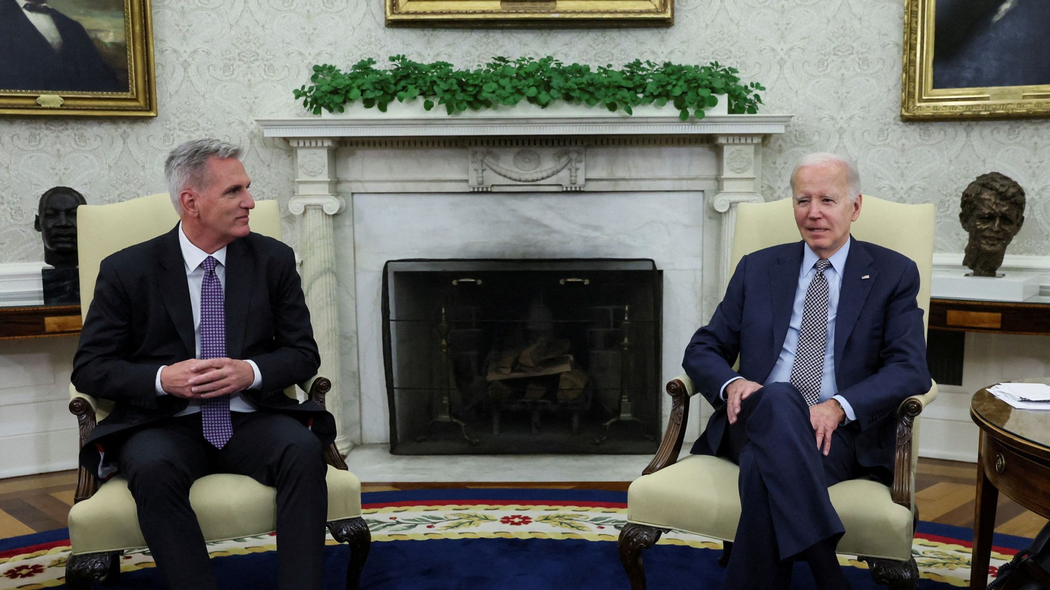 El presidente Biden y el líder de la Cámara de Representantes Kevin McCarthy llegan a un acuerdo para aumentar el techo de la deuda El presidente Biden y el líder de la Cámara de Representantes Kevin McCarthy llegan a un acuerdo para aumentar el techo de la deuda