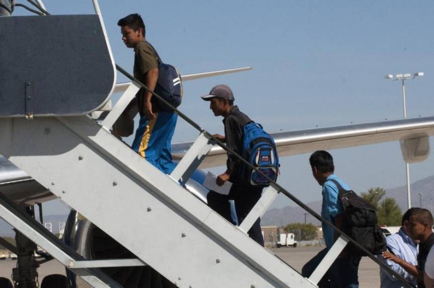 Gobierno de Florida admite envíos de vuelos con migrantes a California