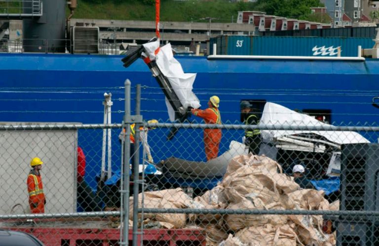 Hallan «posibles restos humanos» cerca de los fragmentos del sumergible Titán