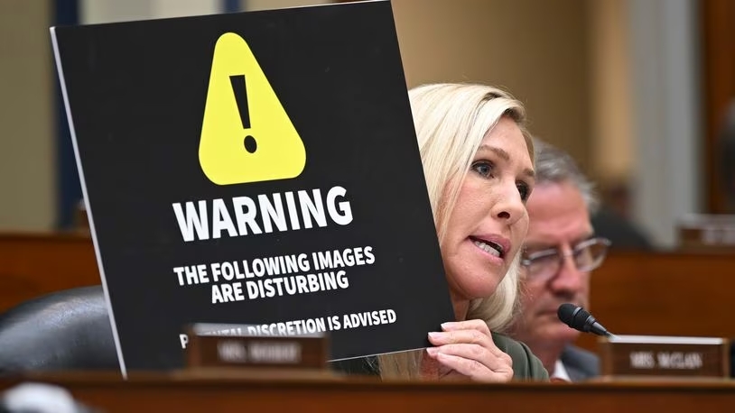 La Congresista Marjorie Taylor Greene exhibe durante una audiencia fotos explícitas de Hunter Biden desnudo La Congresista Marjorie Taylor Greene exhibe durante una audiencia fotos explícitas de Hunter Biden desnudo