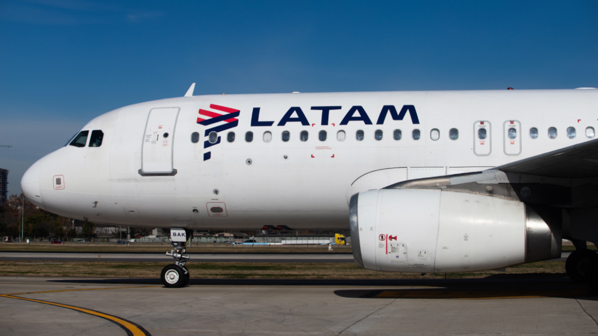 Fallece piloto en el baño de un vuelo de Miami a Chile con 271 pasajeros a bordo Fallece piloto en el baño de un vuelo de Miami a Chile con 271 pasajeros a bordo