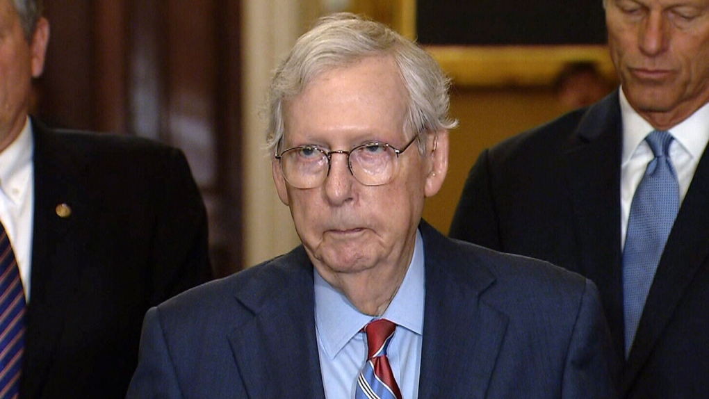 El senador republicano McConnell volvió a quedarse paralizado durante una conferencia de prensa El senador republicano McConnell volvió a quedarse paralizado durante una conferencia de prensa