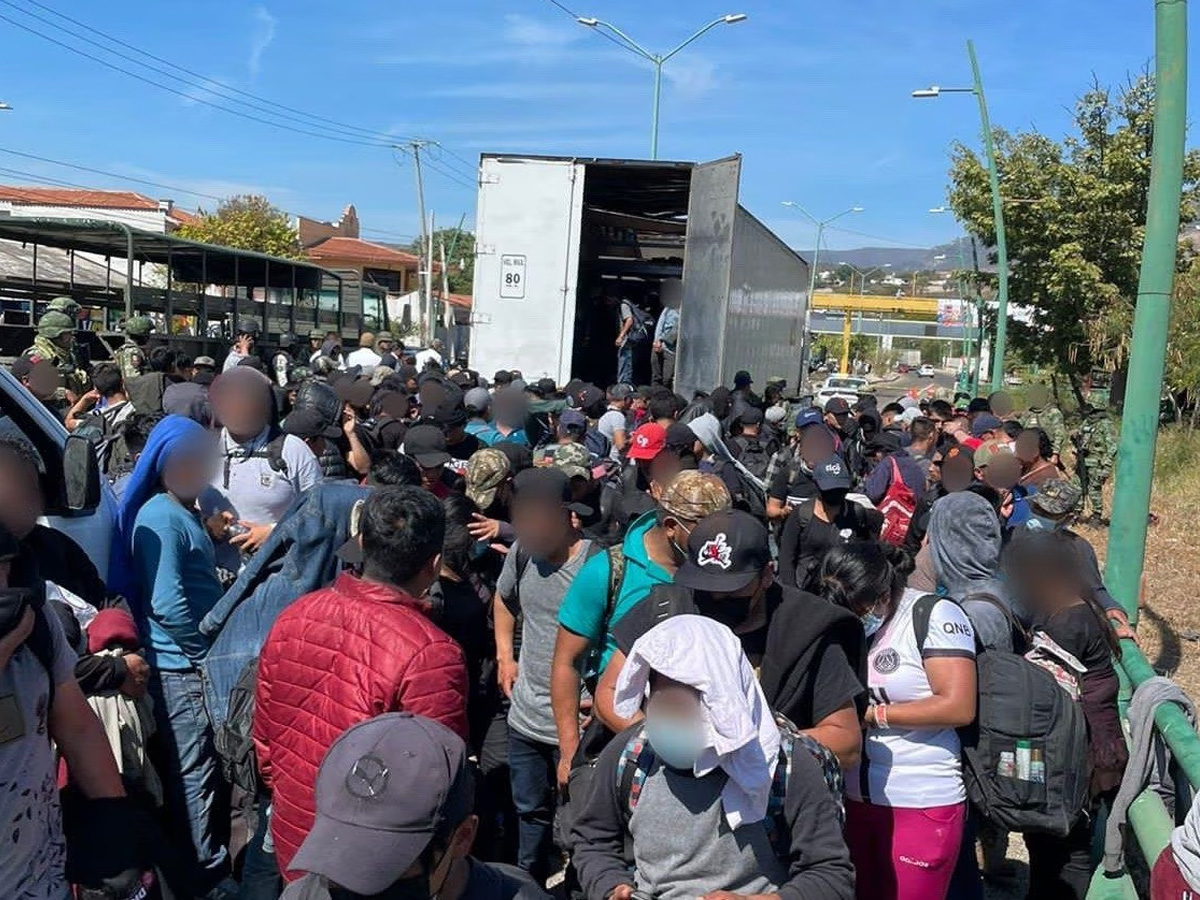 Rescatan a 230 migrantes hacinados en un camión en Mexico Rescatan a 230 migrantes hacinados en un camión en Mexico