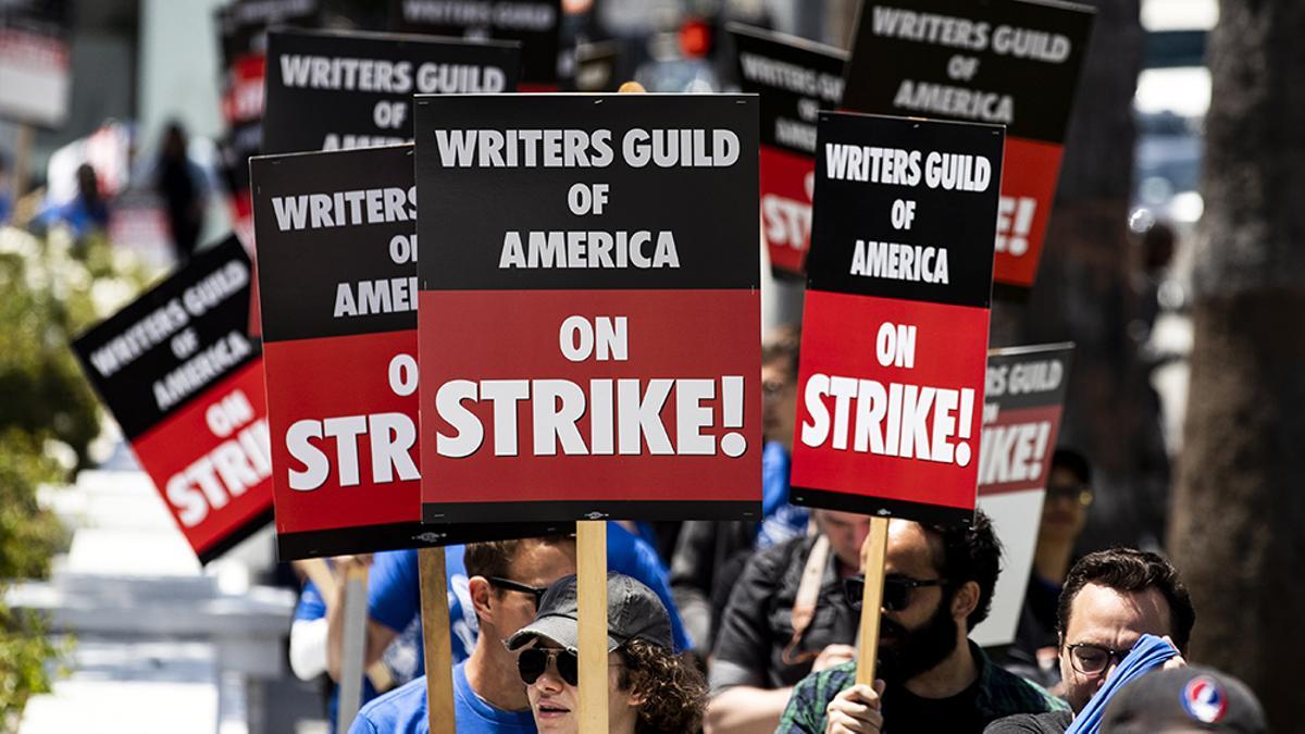 Guionistas y estudios de Hollywood llegan a un acuerdo provisional sobre un nuevo contrato que podría poner fin a la huelga de 146 días