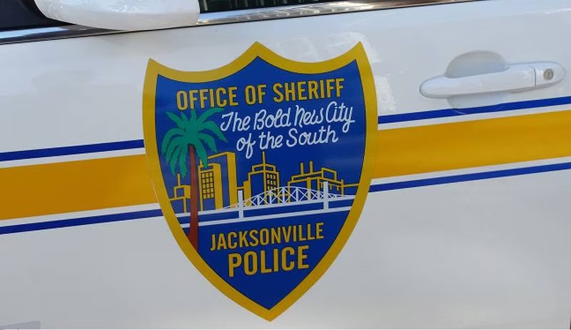 JSO: Encuentran una mujer muerta dentro de un auto baleado en Old Middleburg Rd. Sur