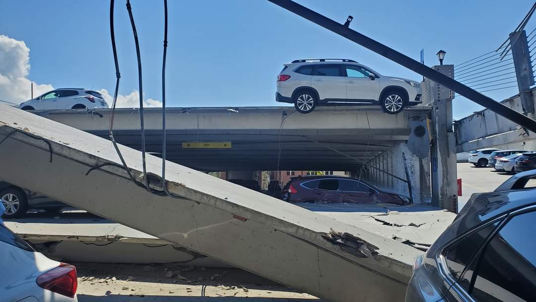 Inician los trabajos de retirada de los más de 100 vehículos atrapados en el estacionamiento de Ascension St. Vincent Inician los trabajos de retirada de los más de 100 vehículos atrapados en el estacionamiento de Ascension St. Vincent