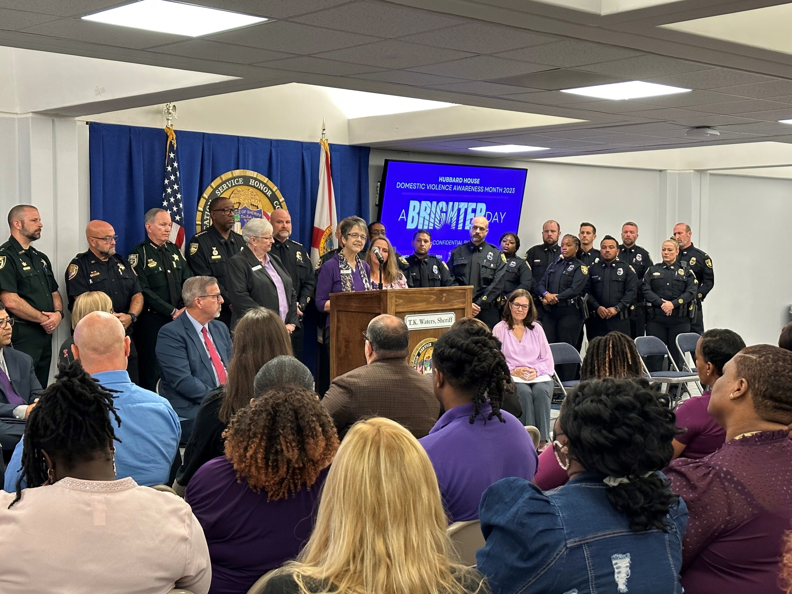 JSO y Hubbard House se reúnen para concientizar a las comunidades sobre la violencia doméstica en Jacksonville
