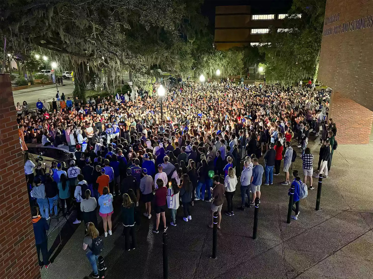 Pánico durante una vigilia en apoyo a Israel provoca una estampida humana en la Universidad de Florida Pánico durante una vigilia en apoyo a Israel provoca una estampida humana en la Universidad de Florida