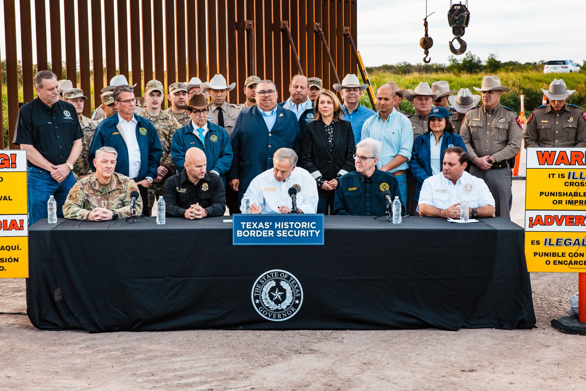 Gobernador de Texas firma la polémica ley SB4 contra los inmigrantes que cruzan ilegalmente la frontera
