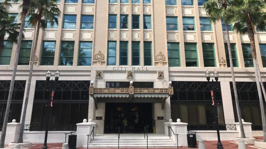El Concejo Municipal de Jacksonville discutirá la financiación de millones en las áreas de vivienda, salud pública y programas para jóvenes. El Concejo Municipal de Jacksonville discutirá la financiación de millones en las áreas de vivienda, salud pública y programas para jóvenes.