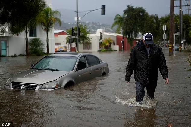 Inundaciones en el sur de California dejan varados en las carreteras a gran cantidad de vehículos
