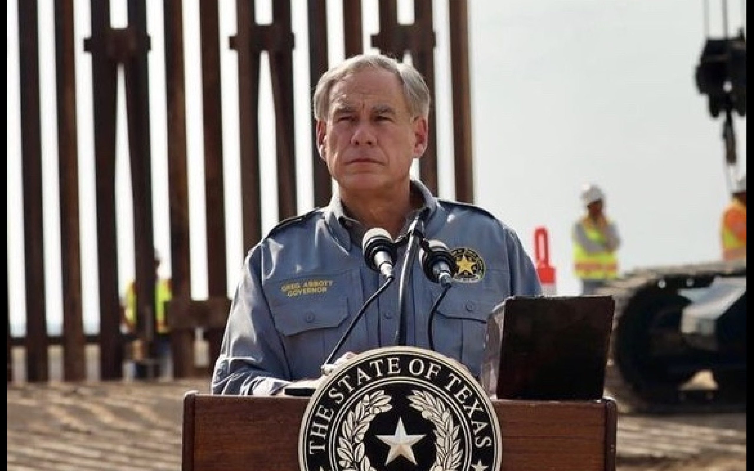 El gobernador de Texas causa polémica por comentario sobre disparar a los migrantes