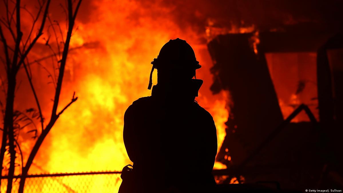 9 bomberos heridos tras la explosión del tanque de combustible de un camión en llamas en Los Ángeles