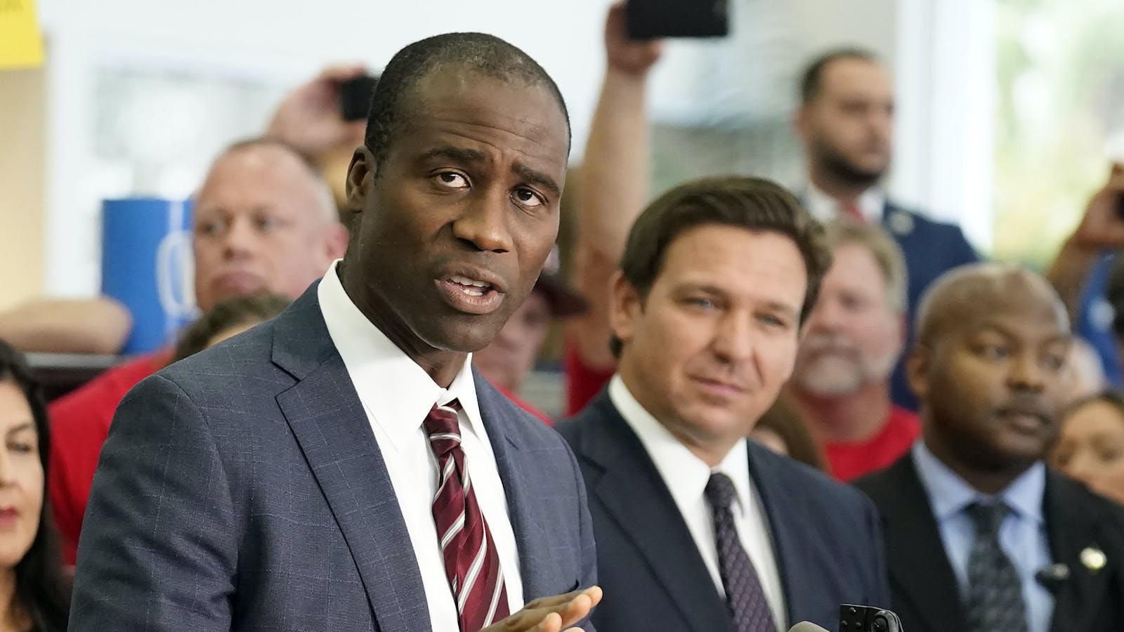 El Dr. Joseph Ladapo causa controversia por su postura ante el brote de sarampión en una escuela de Florida