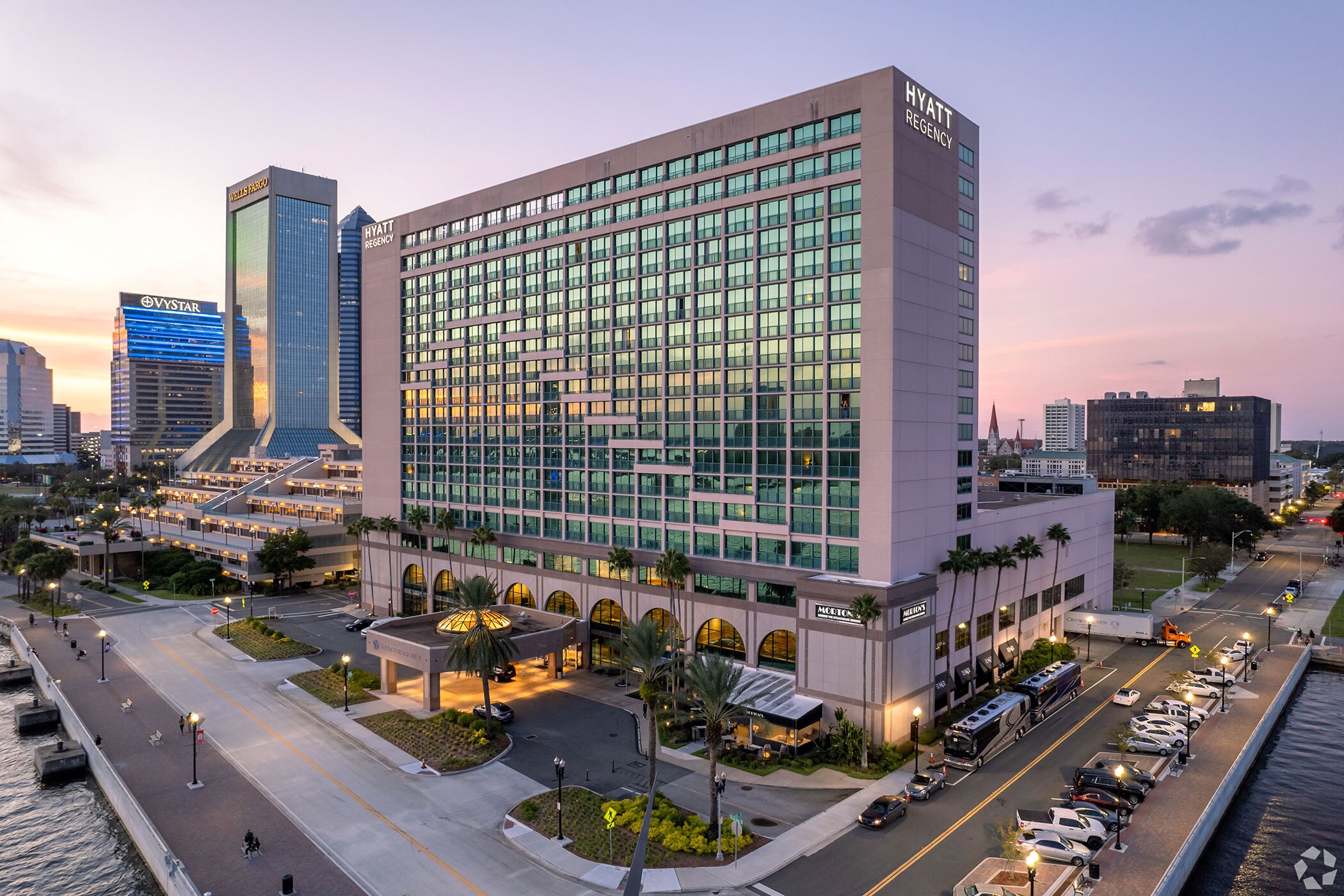 Evacuan a cientos de huéspedes y al personal del hotel Jacksonville Hyatt debido a un incendio eléctrico Evacuan a cientos de huéspedes y al personal del hotel Jacksonville Hyatt debido a un incendio eléctrico