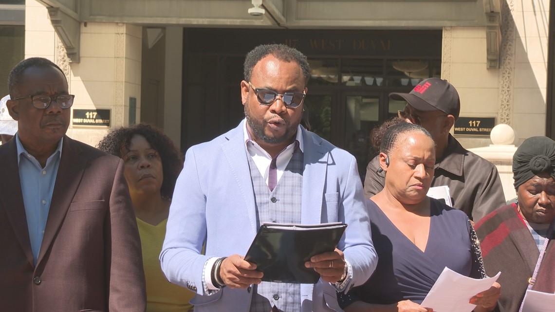 La Coalición Haitiana de Jacksonville protesta por el trato dado a los refugiados haitianos en las costas de Florida La Coalición Haitiana de Jacksonville protesta por el trato dado a los refugiados haitianos en las costas de Florida