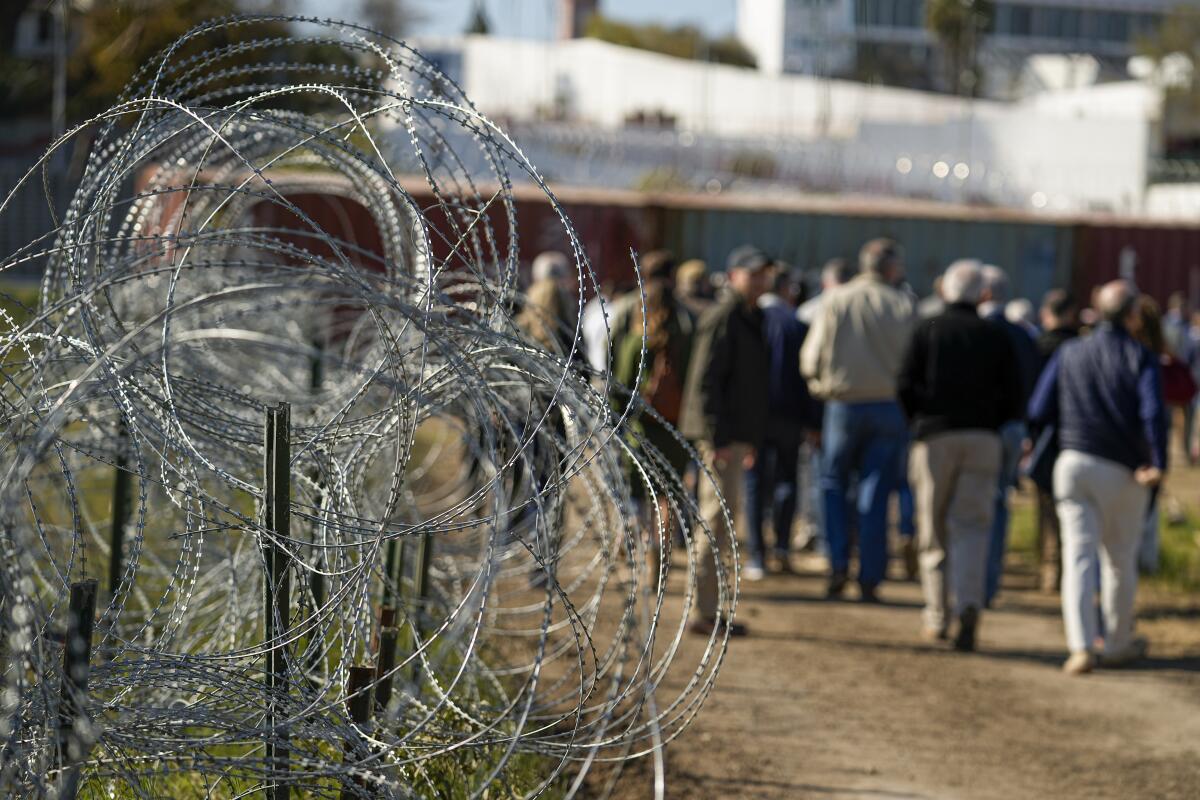 Joe Biden y Donald Trump visitaron la frontera con México