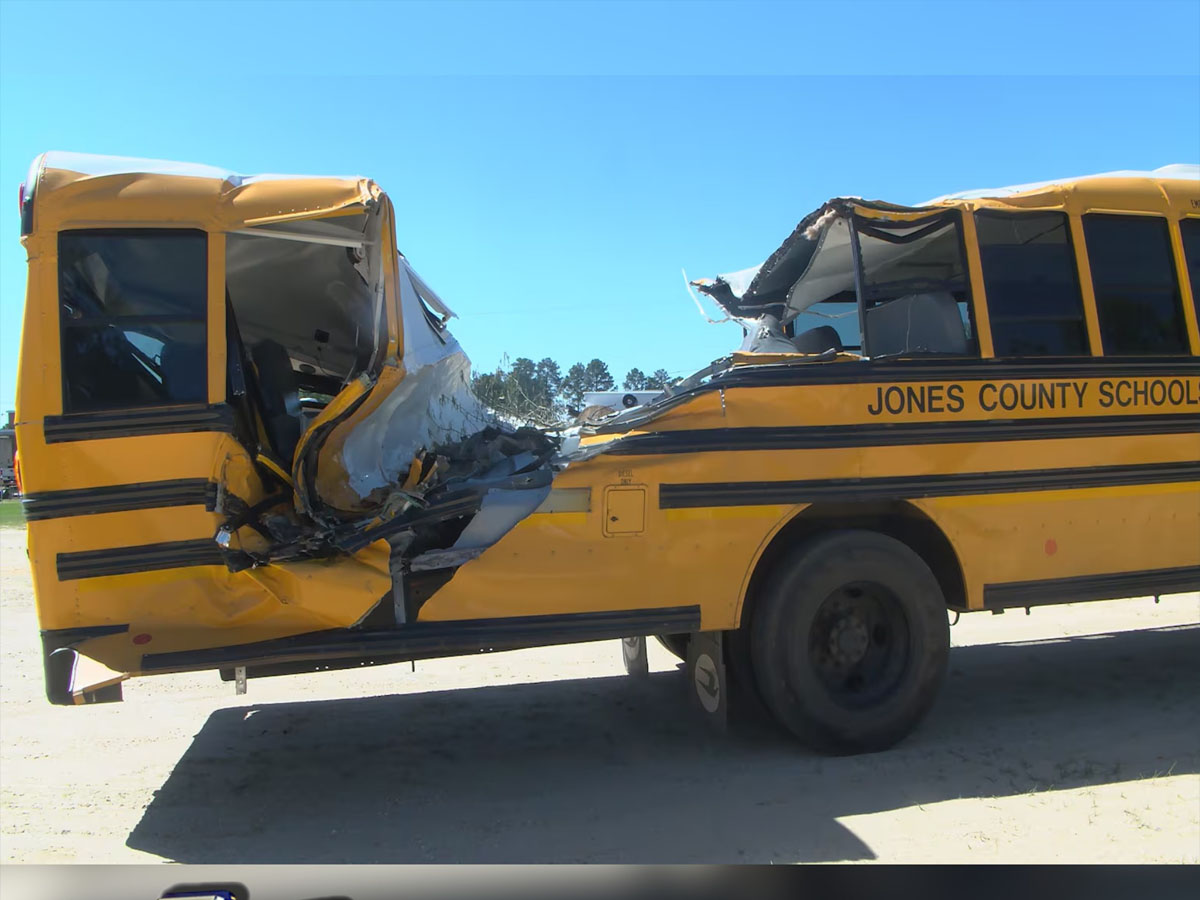 Un árbol cayó sobre un autobús escolar y casi lo parte a la mitad en Mississippi Un árbol cayó sobre un autobús escolar y casi lo parte a la mitad en Mississippi