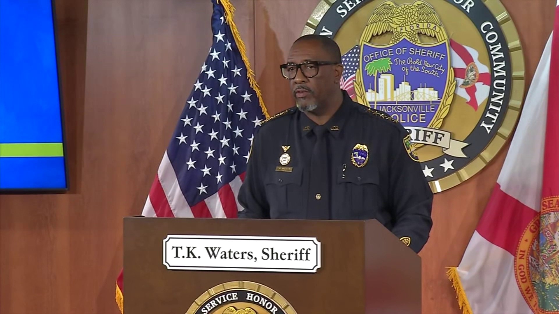 El sheriff T.K. Waters realizó una conferencia de prensa para discutir el arresto de un oficial de policía