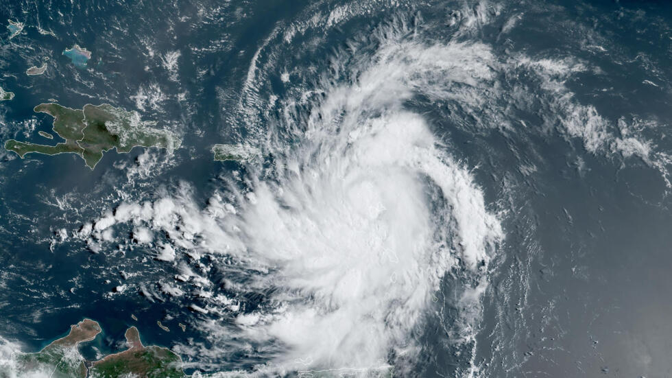 Ernesto se convierte en huracán al norte de Puerto Rico