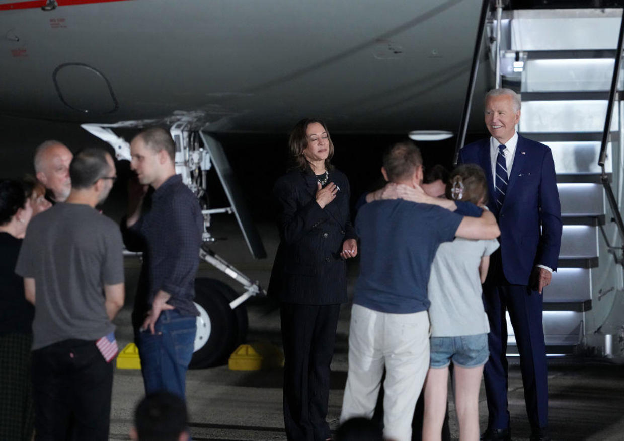Biden y Harris le dan la bienvenida a los estadounidenses liberados en el intercambio de prisioneros con Rusia