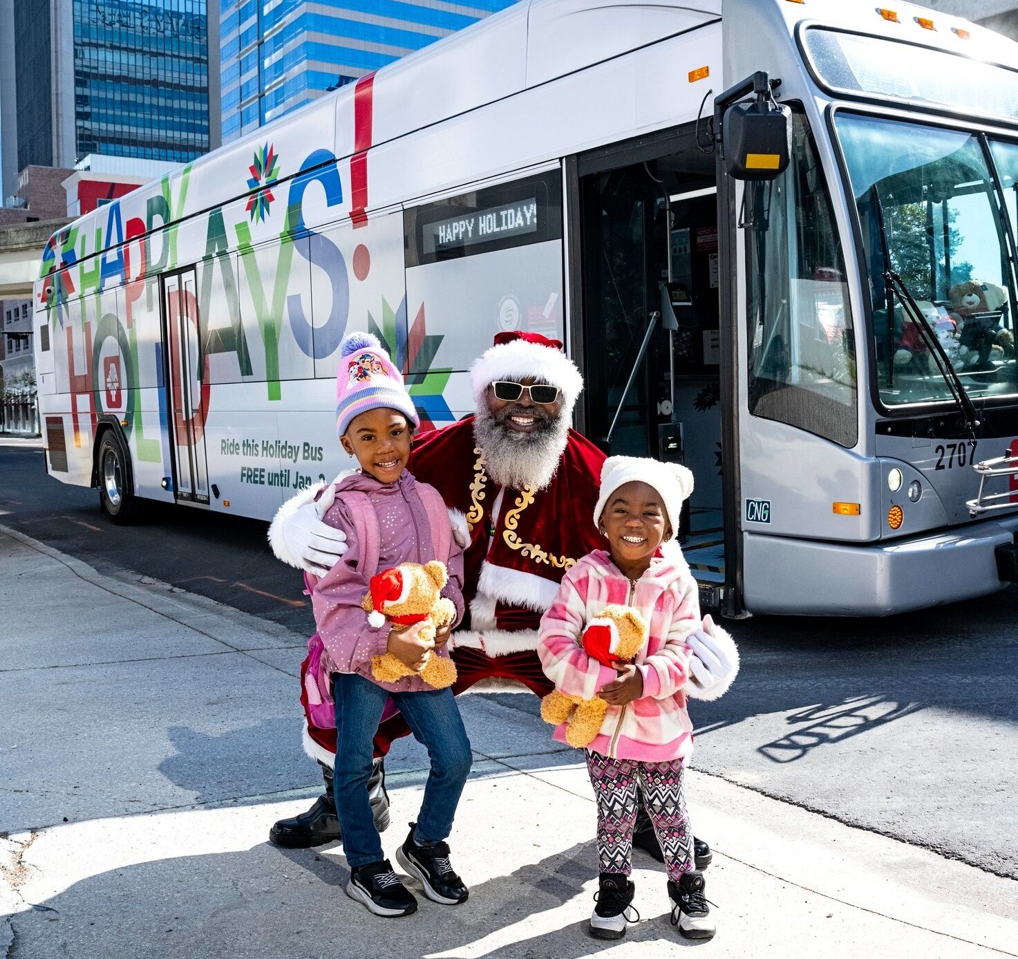 Santa Claus llega a la ciudad conduciendo un autobús de JTA