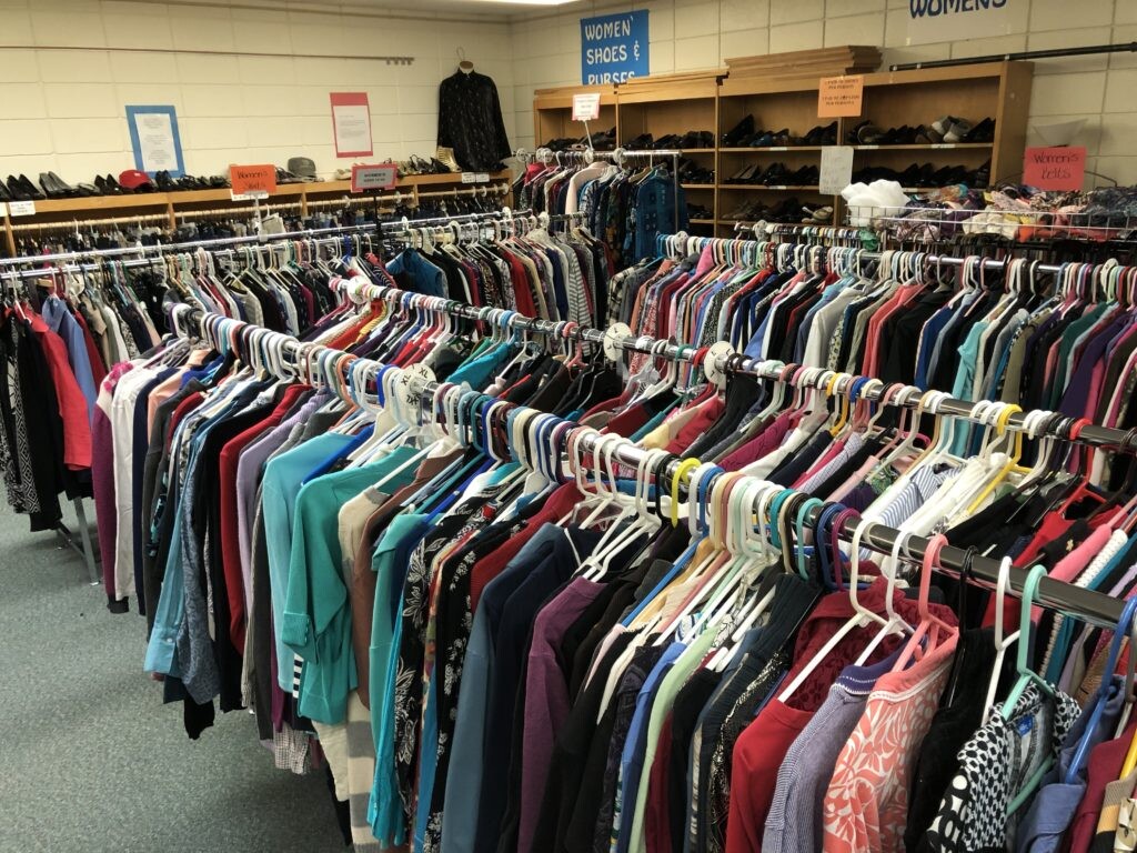 Distribución de ropa gratis!!