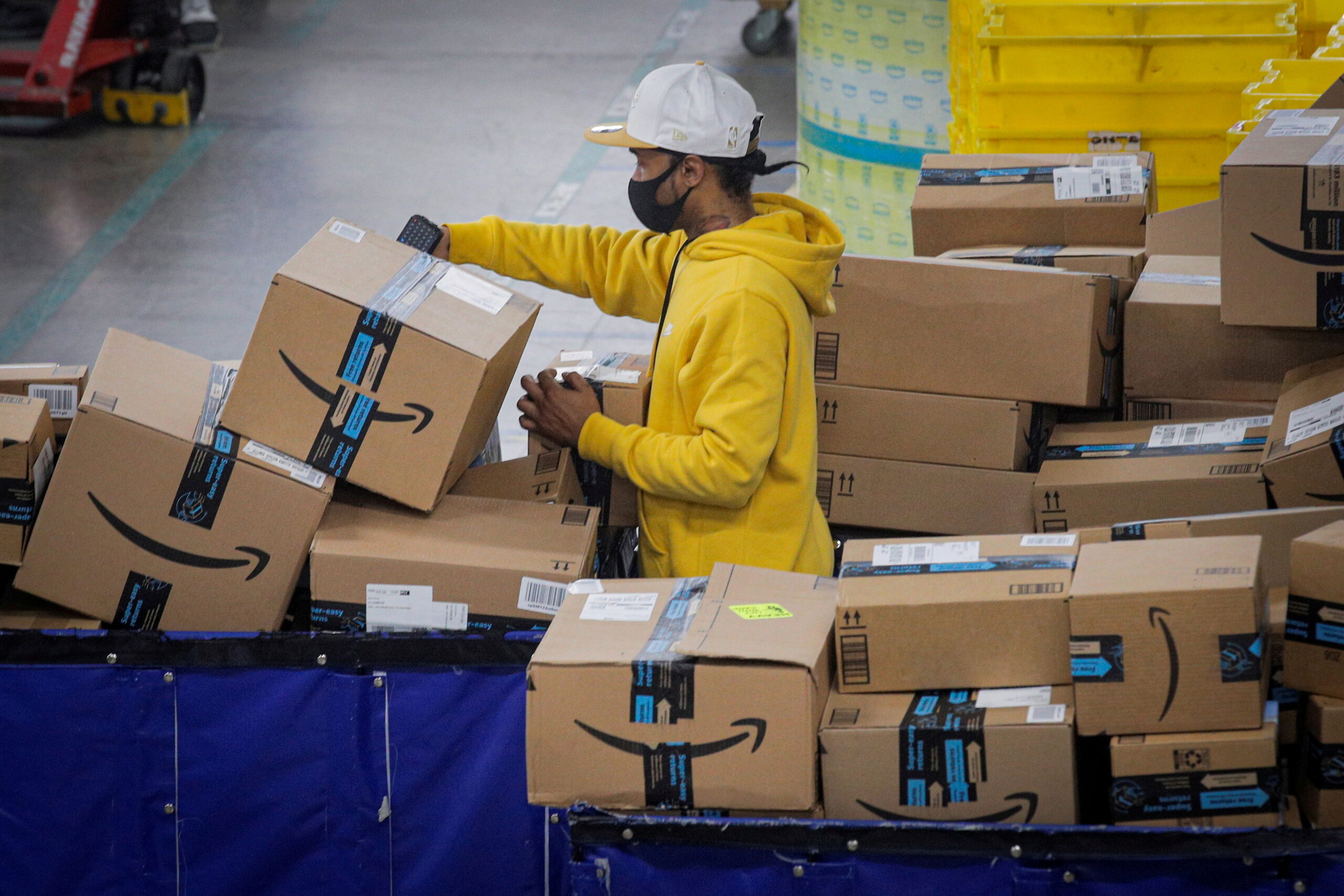 Miles de trabajadores de Amazon se van a huelga en medio de la temporada navideña Miles de trabajadores de Amazon se van a huelga en medio de la temporada navideña