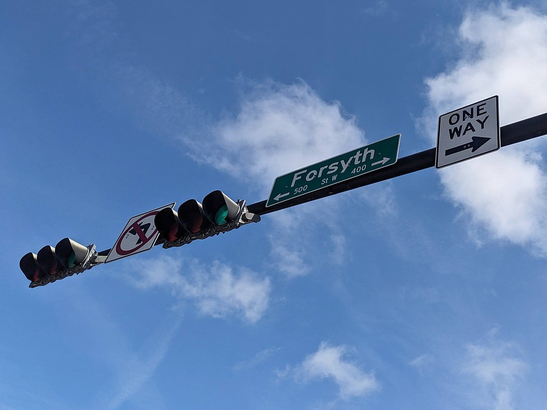 ATENTOS CONDUCTORES!! A partir de hoy habrá cambios en el patrón de tráfico en Adams Street y Forsyth Street