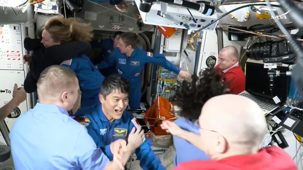 Los astronautas varados de la NASA reciben a sus reemplazos en la estación espacial Los astronautas varados de la NASA reciben a sus reemplazos en la estación espacial