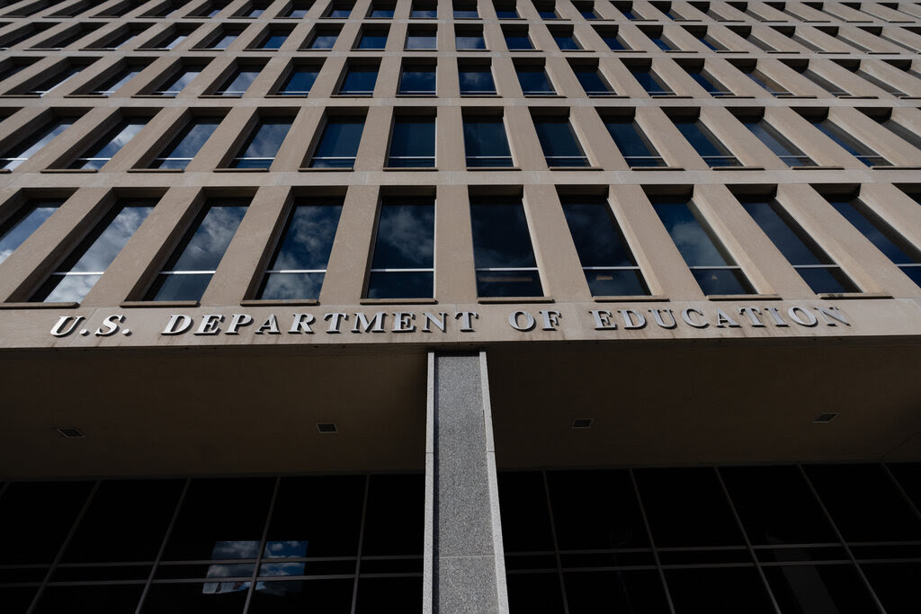 El Departamento de Educación despide a casi el 50% de su personal