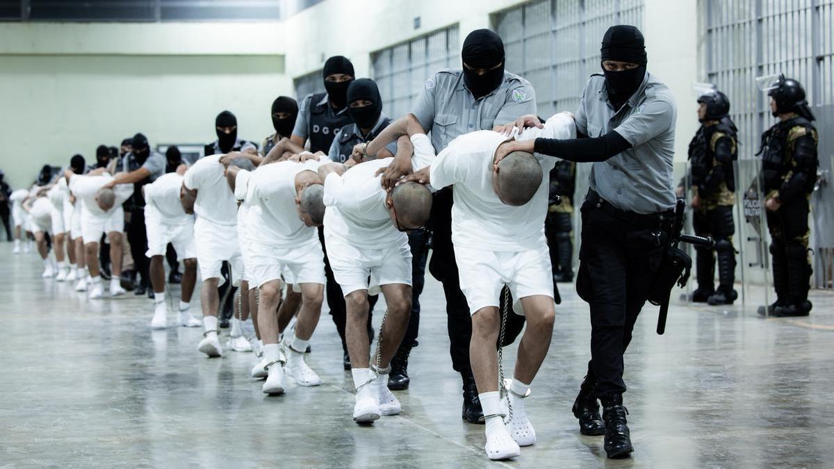 EEUU envía a El Salvador a otro grupo de migrantes venezolanos señalados de pertenecer al Tren de Aragua 