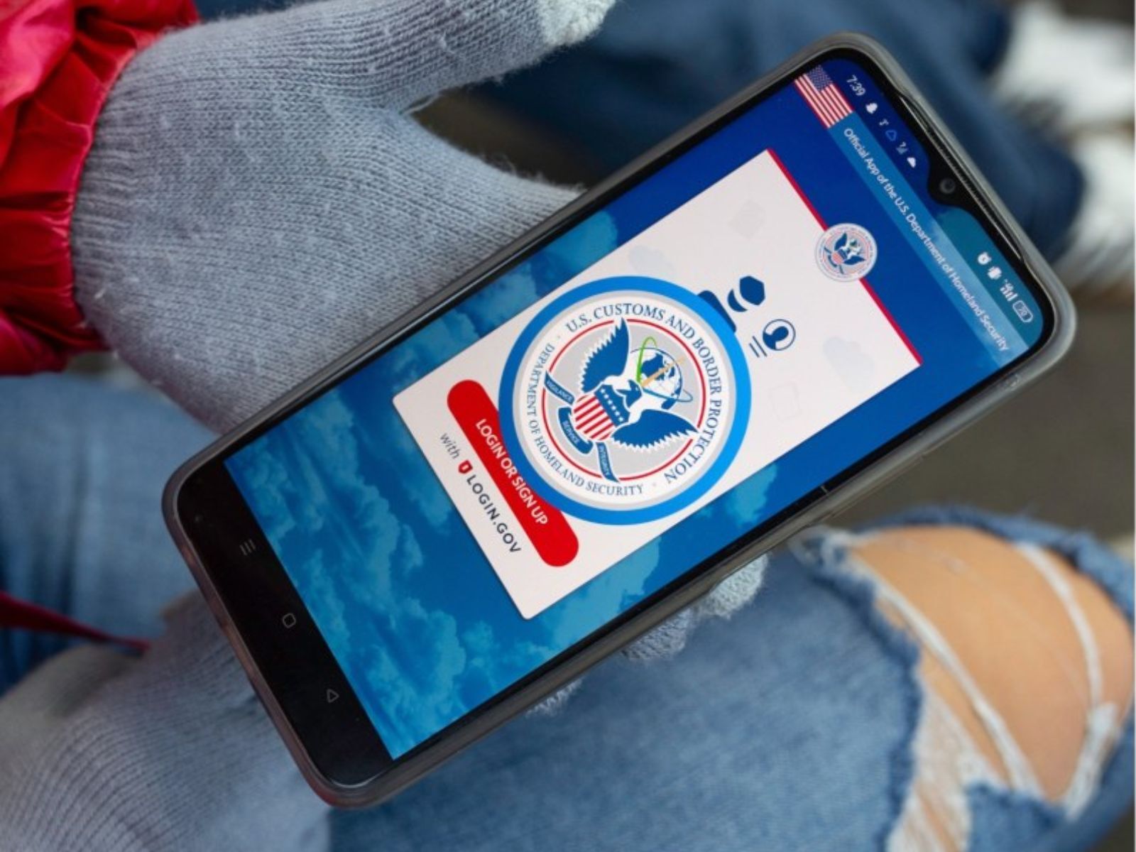 La Administración Trump lanza una nueva app CBP Home que permite a los migrantes sin estatus legal la ‘autodeportación’ La Administración Trump lanza una nueva app CBP Home que permite a los migrantes sin estatus legal la ‘autodeportación’